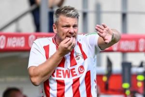 科隆主帅夸斯尼奥克在客场作战时穿了一件球队主场球衣指挥比赛