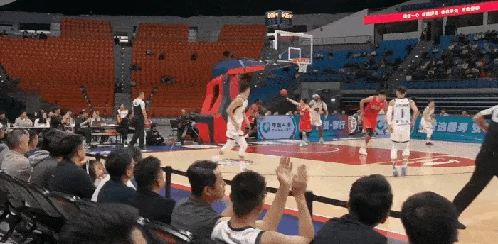 开云APP下载-黄油手？郭艾伦接底线发球失误，被琼斯直接断下