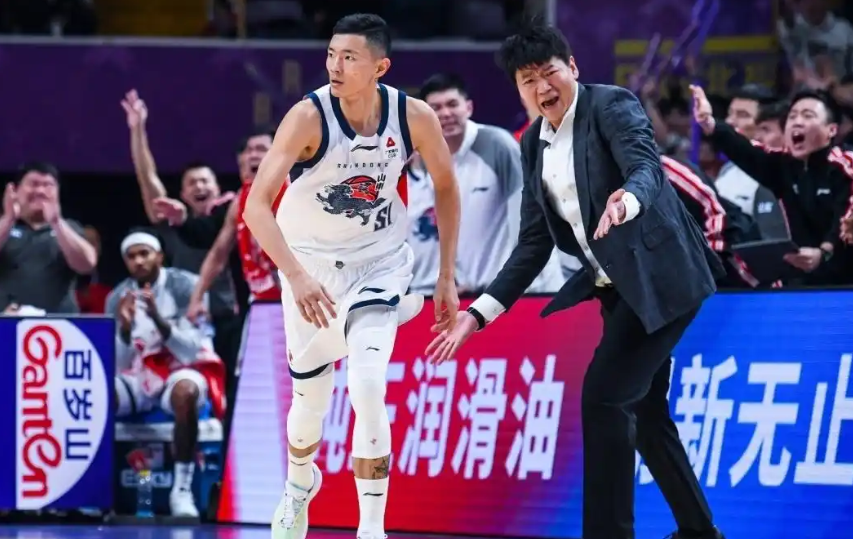 开云app-13分逆转+压哨绝杀！山东男篮89-88胜浙江，昂首挺进俱乐部杯四强